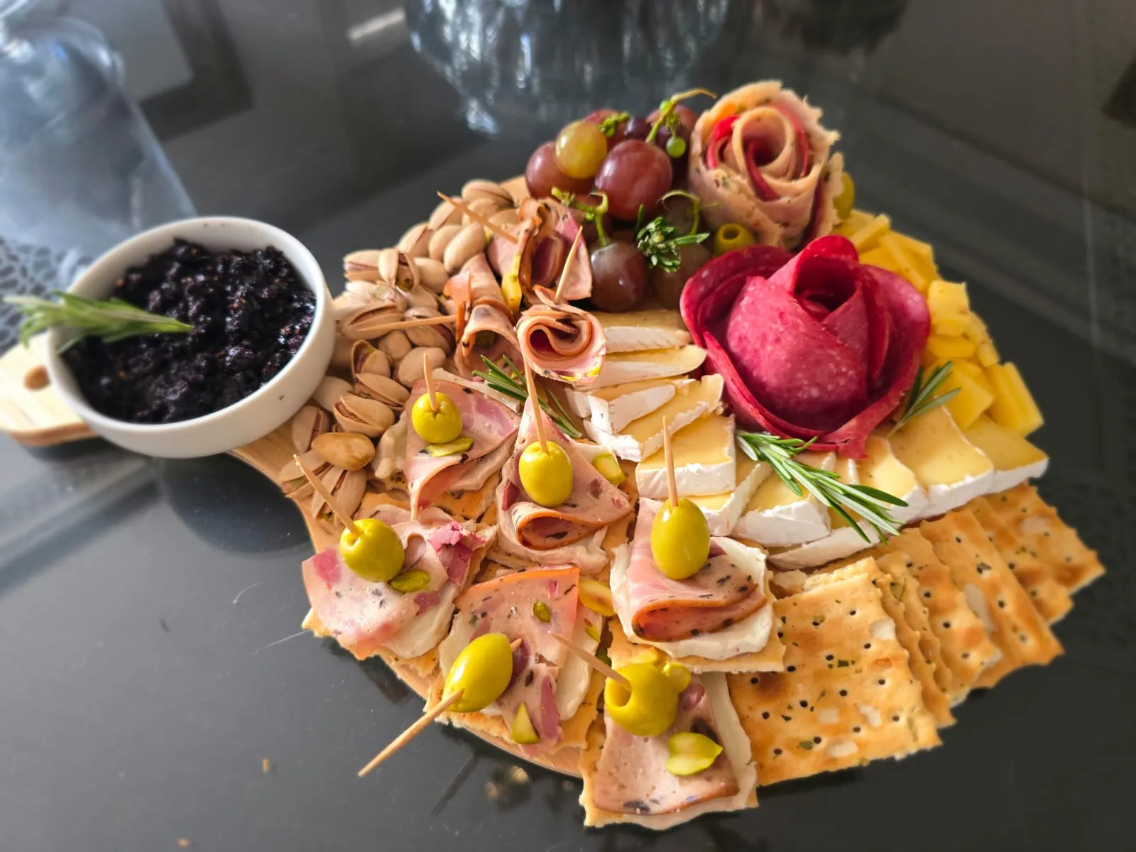 Image source d'un plateau de charcuterie et de fromages utilisée dans la démonstration de vidéo IA alimentaire